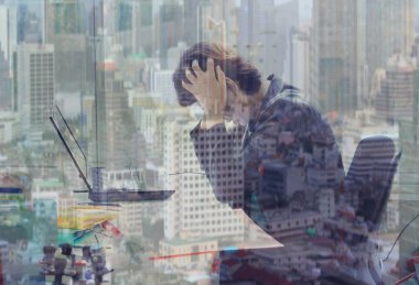 Yorgun genç iş kadını birden fazla pozlama ile portresi