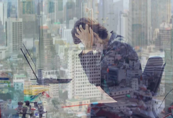 Yorgun genç iş kadını birden fazla pozlama ile portresi