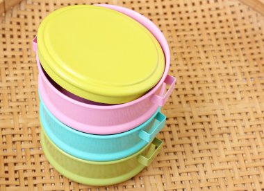 Metal tiffin, Tayland gıda taşıyıcı ahşap arka plan üzerinde.
