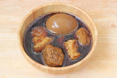 yumurta veya yumurta ve domuz kahverengi sos ihtiva eder