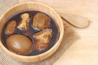 yumurta veya yumurta ve domuz kahverengi sos ihtiva eder