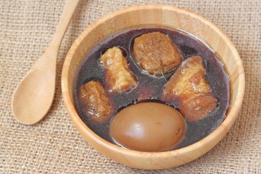 yumurta veya yumurta ve domuz kahverengi sos ihtiva eder