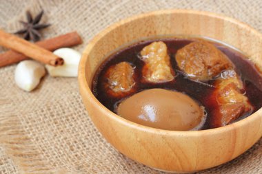 yumurta veya yumurta ve domuz kahverengi sos ihtiva eder