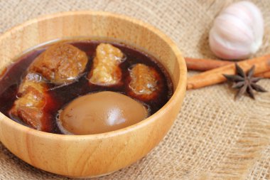 yumurta veya yumurta ve domuz kahverengi sos ihtiva eder