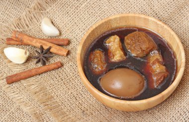 yumurta veya yumurta ve domuz kahverengi sos ihtiva eder