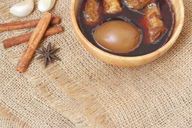 yumurta veya yumurta ve domuz kahverengi sos ihtiva eder