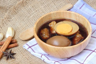 yumurta veya yumurta ve domuz kahverengi sos ihtiva eder