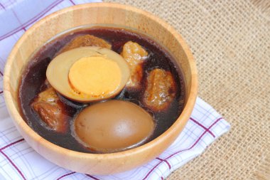 yumurta veya yumurta ve domuz kahverengi sos ihtiva eder