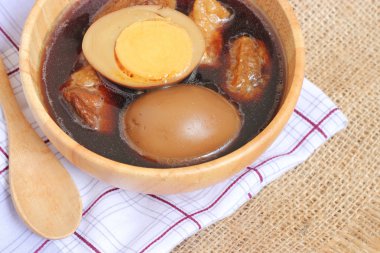 yumurta veya yumurta ve domuz kahverengi sos ihtiva eder