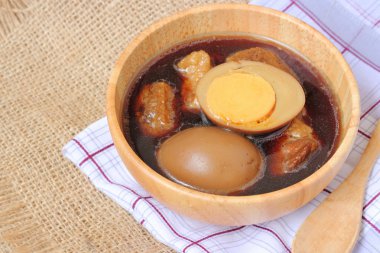 yumurta veya yumurta ve domuz kahverengi sos ihtiva eder