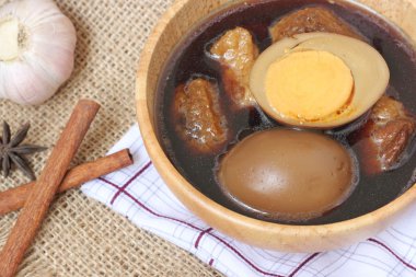 yumurta veya yumurta ve domuz kahverengi sos ihtiva eder