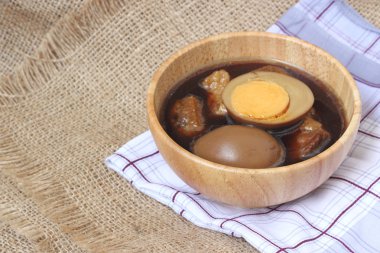 yumurta veya yumurta ve domuz kahverengi sos ihtiva eder