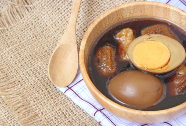 yumurta veya yumurta ve domuz kahverengi sos ihtiva eder