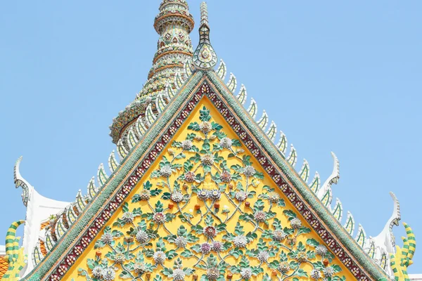 Vieux motifs floraux, carreaux de céramique de l'architecture du sommet du pignon — Photo