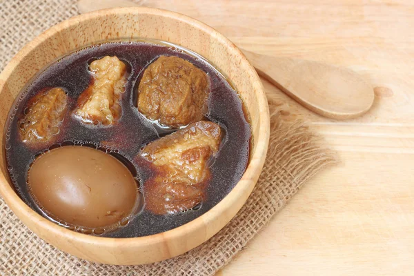 Duszona jaj lub jaj i wieprzowina w sosie brązowy — Zdjęcie stockowe