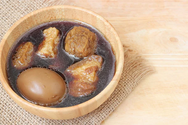 Duszona jaj lub jaj i wieprzowina w sosie brązowy — Zdjęcie stockowe