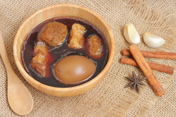 yumurta veya yumurta ve domuz kahverengi sos ihtiva eder