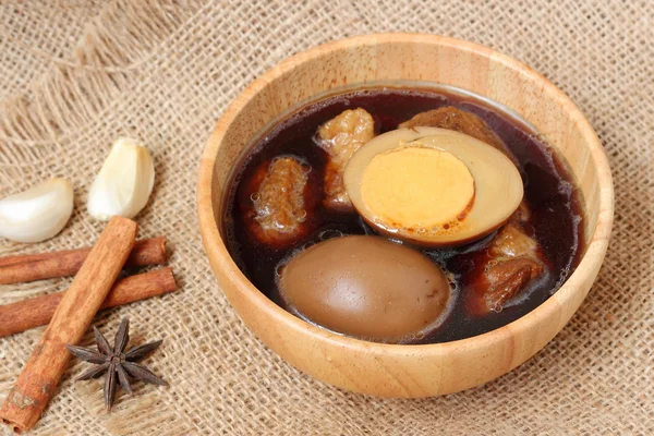 yumurta veya yumurta ve domuz kahverengi sos ihtiva eder