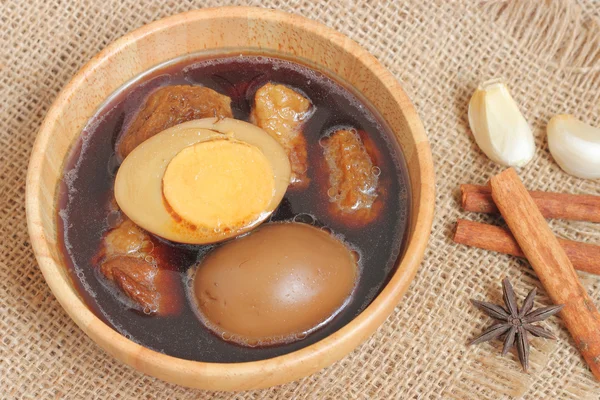 Gestoofde eieren of eieren en varkensvlees in bruine saus — Stockfoto