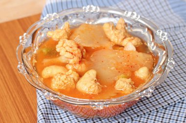 Sıcak ve baharatlı körili balık su portakal