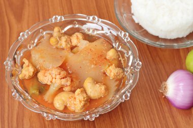 Sıcak ve baharatlı körili balık su portakal