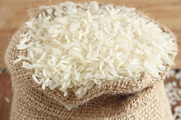 Yasemin pirinç. pirinç taneleri.