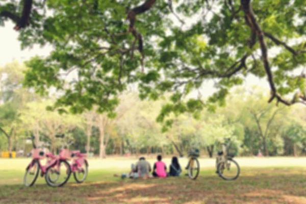 Portrait blur of friends with bike in the park. — Stock Photo, Image