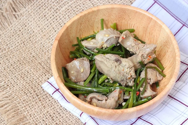 Revuelva el hígado de cerdo frito con la flor de cebollino chino y el ajo en un tazón de madera — Foto de Stock
