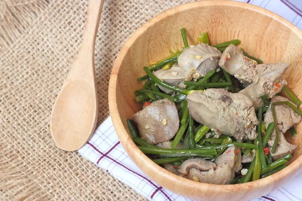 Mexa o fígado de porco frito com flor de cebolinha chinesa e alho em tigela de madeira — Fotografia de Stock