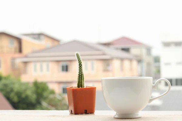 Cangkir kopi di kota yang kabur — Stok Foto