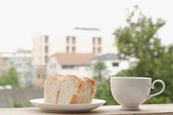 Coffee cup on blurred city — Stock Photo, Image