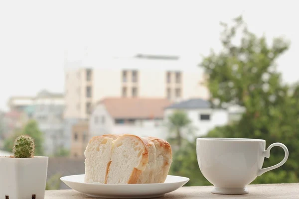 Coffee cup on blurred city — Stock Photo, Image