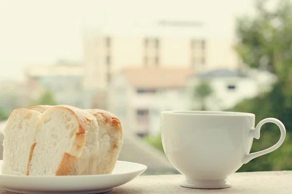 Coffee cup on blurred city — Stock Photo, Image