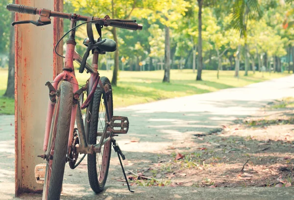 Vintage bicycle waiting — Stock Photo, Image