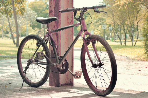 Винтажный велосипед ждет — стоковое фото