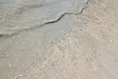Su ve çamur doku veya nehirde ıslak kahverengi toprak.