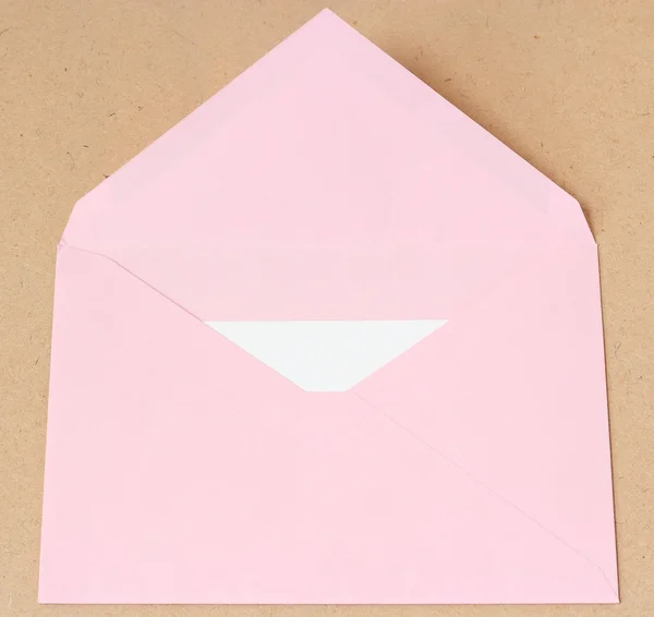 Enveloppe ouverte rose avec papier — Photo