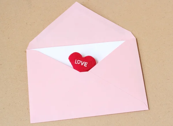 Mensagem de amor com envelope aberto rosa — Fotografia de Stock