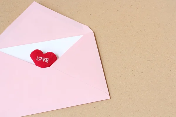 Pembe açık zarf ile aşk mesajı — Stok fotoğraf