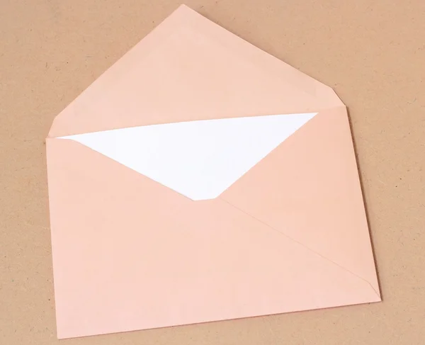 Envelope aberto com papel — Fotografia de Stock