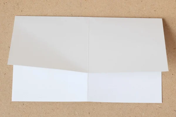 Pedaço de papel branco desdobrado amassado — Fotografia de Stock