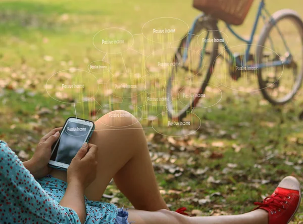 Женщина с помощью мобильного смартфона, сенсорный экран пассивный доход — стоковое фото