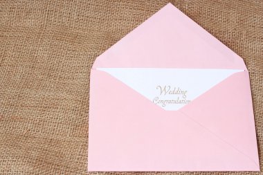 Düğün tebrik kartı ile açık zarf