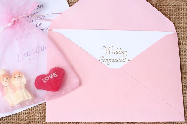 Otwartą kopertę z ślub gratulacje karta — Zdjęcie stockowe