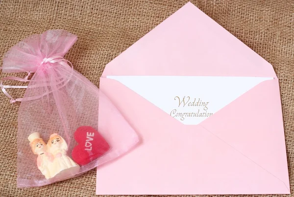 Otwartą kopertę z ślub gratulacje karta — Zdjęcie stockowe