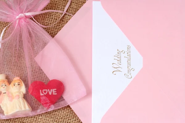 Buka amplop dengan kartu ucapan selamat pernikahan — Stok Foto