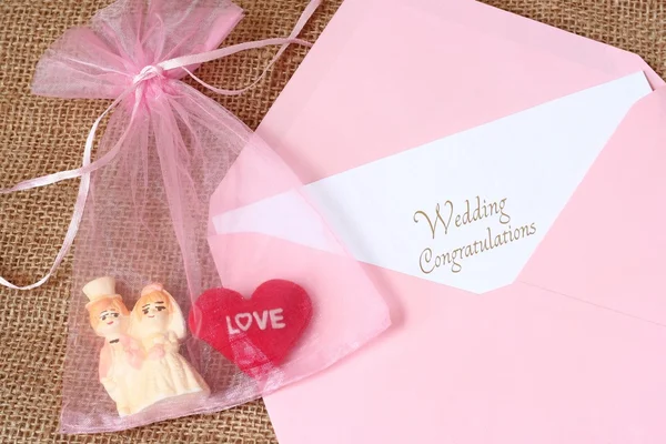 Відкритий конверт з вітальною листівкою для весілля — стокове фото