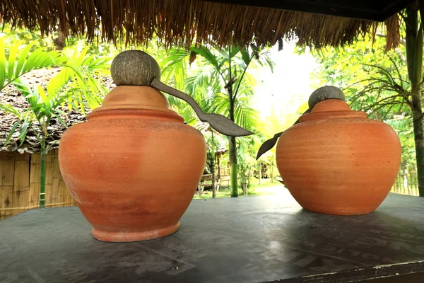 Earthen jar in the garden,earthen water jar,garden props, — Stock Photo, Image