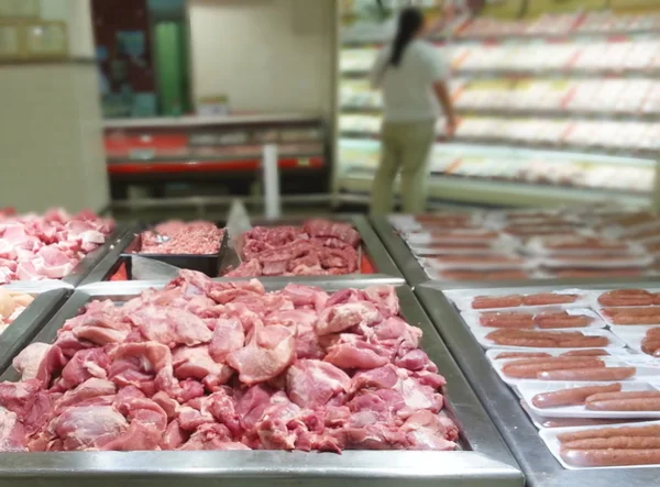 Borrão de Variedade de partes de carne em supermercado . — Fotografia de Stock