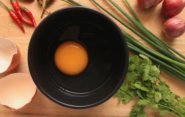 Bir ahşap zemin üzerinde bir kasede yumurta sarısı yerleştirin